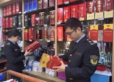 鄰水縣壇同市場(chǎng)監(jiān)督管理所開(kāi)展“特供酒”清源打鏈專項(xiàng)檢查 強(qiáng)化酒類(lèi)經(jīng)營(yíng)秩序監(jiān)管